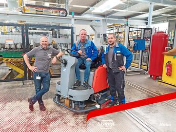 Mitarbeiter bei der Übergabe einer Aufsitz-Scheuersaugmaschinen von Stangl in Linz