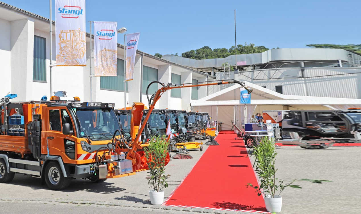 Stangl Messestand der Astrad 2023 Präsentation von Kommunalmaschinen und Anbaugeräten für den kommunalen Einsatz