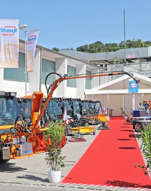 Stangl Messestand der Astrad 2023 Präsentation von Kommunalmaschinen und Anbaugeräten für den kommunalen Einsatz