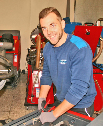 Stangl Kundendienst Techniker bei Servicearbeiten einer Kehrsaugmachine