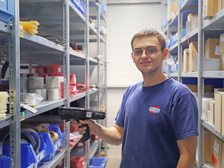Stangl Lehrling der Betriebslogistik Andreas Dorfinger beim Scannen von Artikeln im Regal