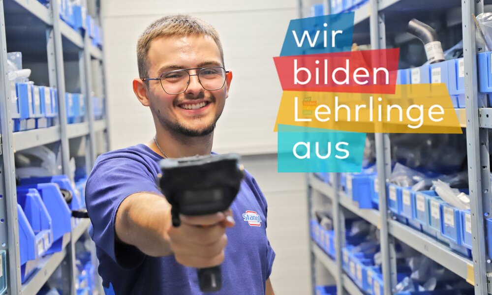 Stangl Lehrling der Betriebslogistik Andreas Dorfinger beim Scannen von Artikeln im Regal