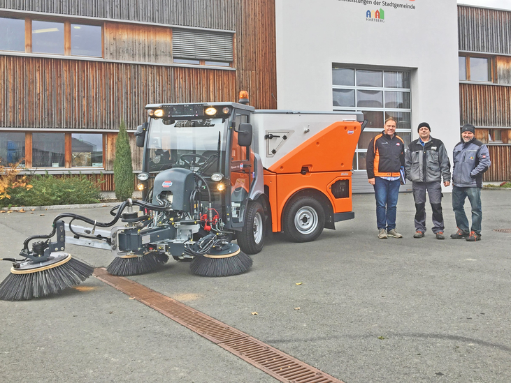 Team Stangl Kommunal übergibt eine neue Hako Kommunalmaschine an die Stadtgemeinde Hartberg