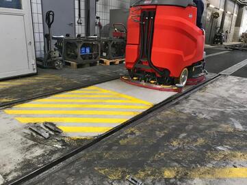 Bodenreinigung mit Hako Scrubmaster von Stangl, auf Industriefußboden