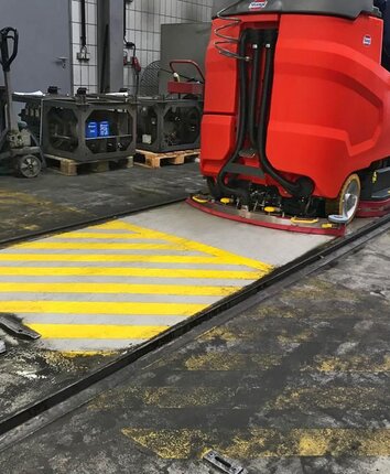 Bodenreinigung mit Hako Scrubmaster von Stangl, auf Industriefußboden