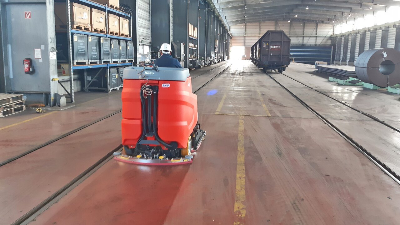 Hako Bodenreinigungsmaschine Scrubmaster B260 von Stangl bei der Nassreinigung einer Industriehalle