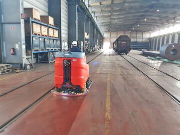 Hako Bodenreinigungsmaschine Scrubmaster B260 von Stangl bei der Nassreinigung einer Industriehalle