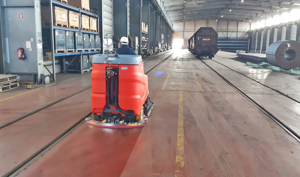 Hako Bodenreinigungsmaschine Scrubmaster B260 von Stangl bei der Nassreinigung einer Industriehalle