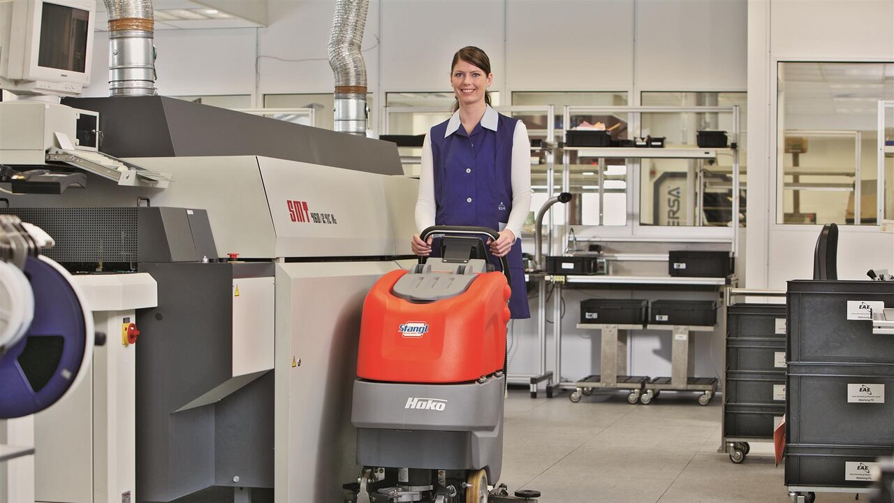 Hako Bodenreinigungsmaschine B30 von Stangl ermöglicht randnahes Arbeiten
