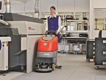 Hako Bodenreinigungsmaschine B30 von Stangl ermöglicht randnahes Arbeiten