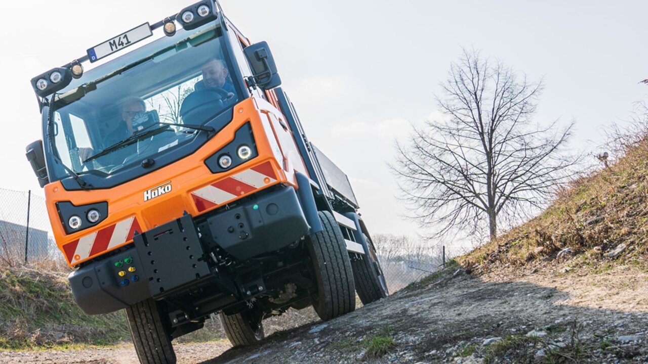 Der M41 überzeugt durch souveräne Geländegängigkeit  durch permanenten Allradantrieb, stufenlosen Fahrantrieb und Starrachsen mit Schraubfedern. 