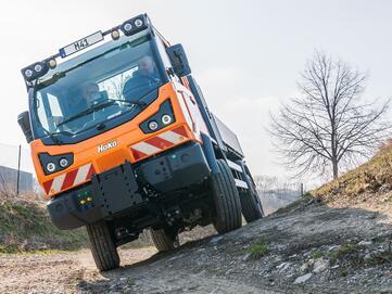 Der M41 überzeugt durch souveräne Geländegängigkeit  durch permanenten Allradantrieb, stufenlosen Fahrantrieb und Starrachsen mit Schraubfedern. 