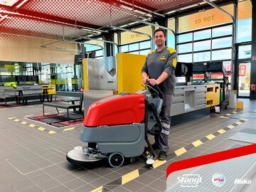 Kunde mit der neuen Hako Bodenreinigungsmaschine B30 von Stangl in Oberwart