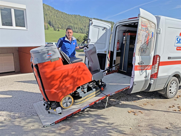 Ein Mitarbeiter des Stangl-Kundendienst mit einer Bodenreinigungsmaschine