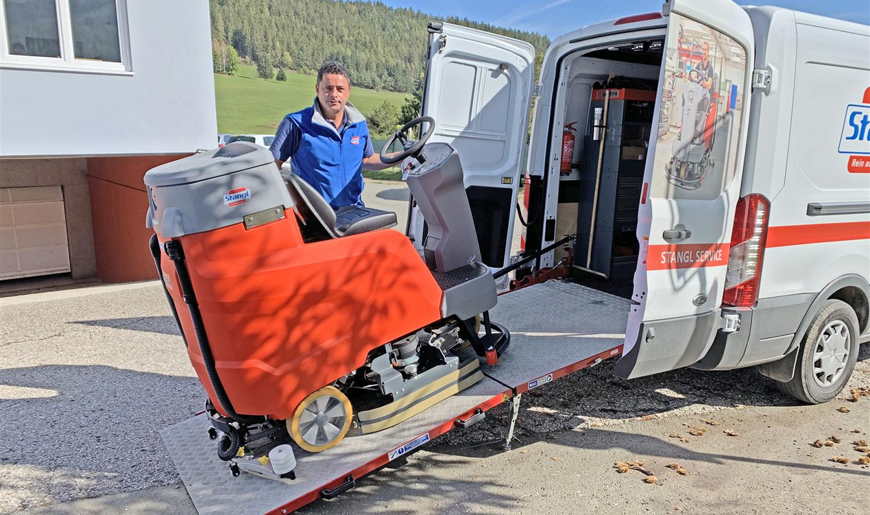 Ein Mitarbeiter des Stangl-Kundendienst mit einer Bodenreinigungsmaschine