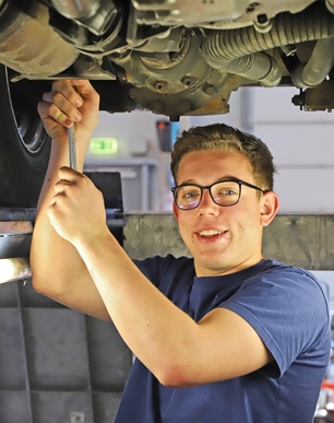 Stangl Lehrling Land- und Baumaschinentechnik David Hemetsberger bei der Wartung einer Kommunalmaschine
