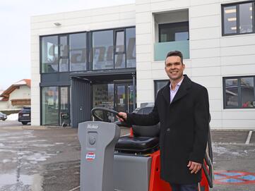 Stangl Aussendienstmitarbeiter Markus Guttmann fährt auf einer Bodenreinigungsmaschine