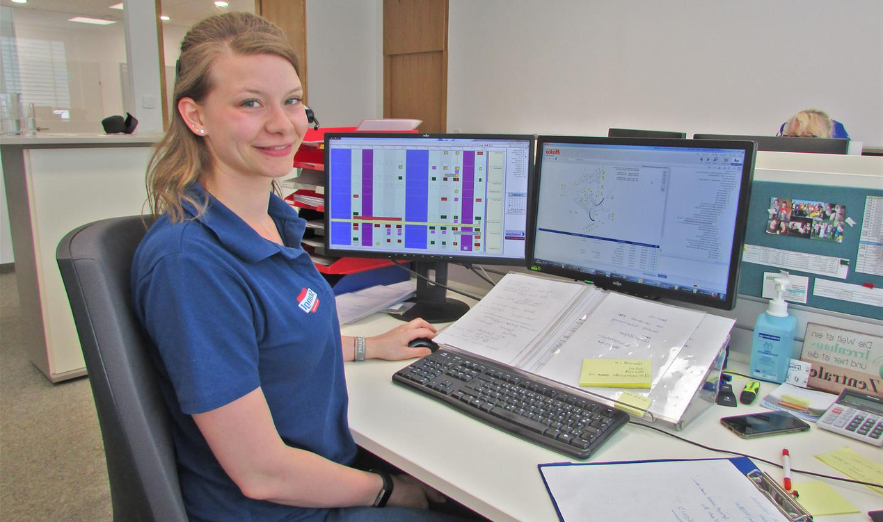 Stangl Kundendienst Eva Lugstein an Ihrem Schreibtisch