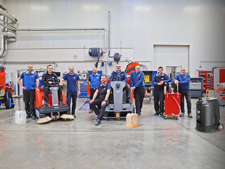 Team Stangl Vorführungen von Reinigungsmaschinen, wie Bodenreinigungsmaschinen, Industriesauger, Kehrmaschinen und Kehrsaugmaschinen