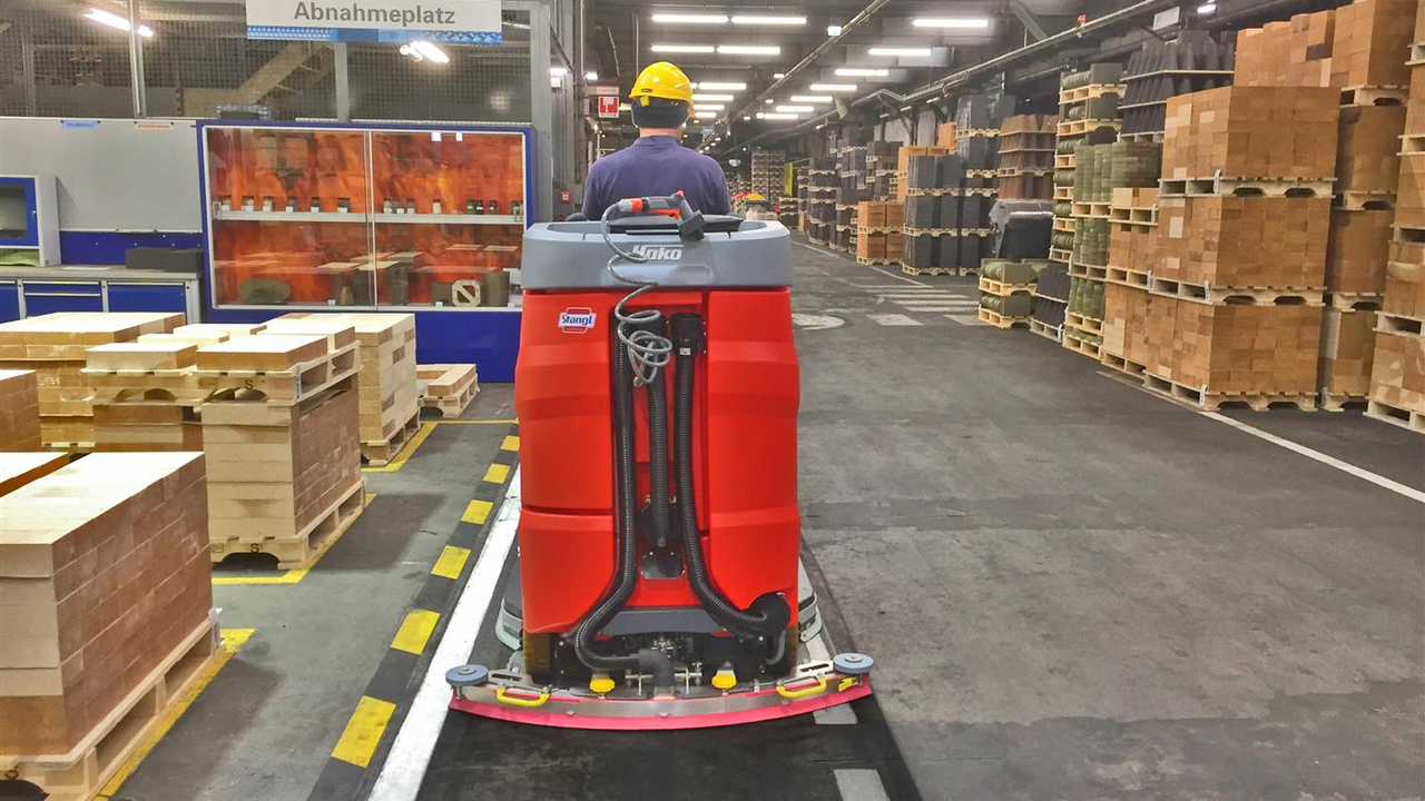 Bodenreinigungsmaschine Hako Scrubmaster von Stangl, im industriellen Einsatz | © Stangl Reingungstechnik GmbH