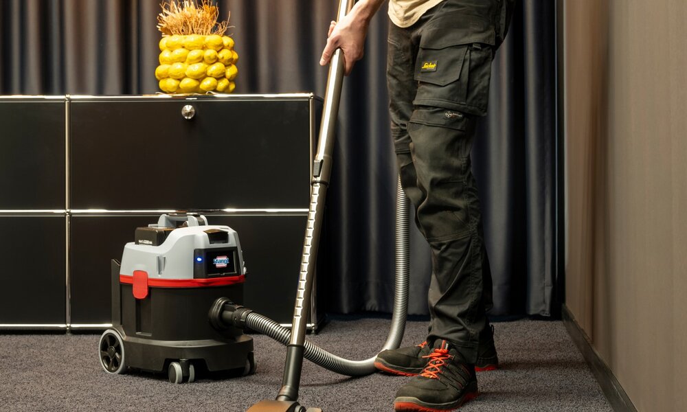 kabelloser Akkusauger StaVac Go Plus von Stangl saugt mühelos Teppichböden in Büros