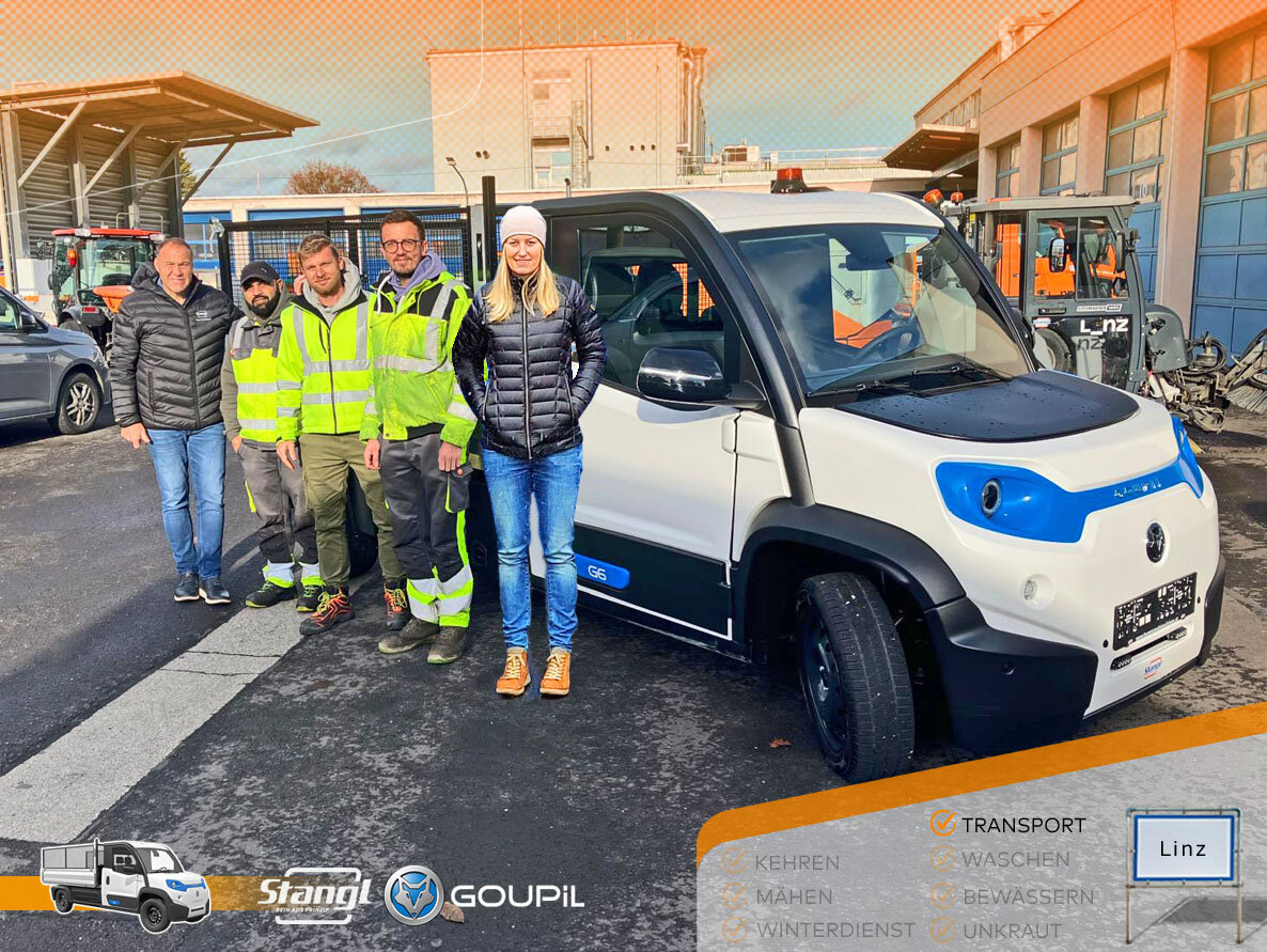 das Team vom Magistrat Linz übernimmt den ersten Goupil G6 elektro-Transporter von Stangl
