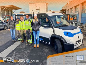 das Team vom Magistrat Linz übernimmt den ersten Goupil G6 elektro-Transporter von Stangl