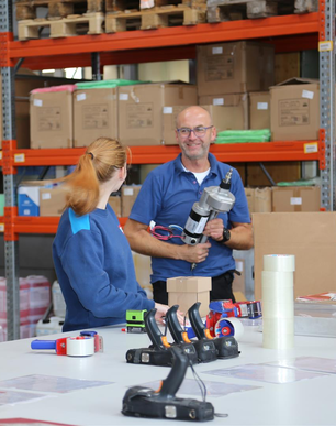 Stangl Mitarbeiter Lager Versand beim Versand von Erstatzteilen