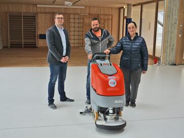 Stangl Aussendienstmitarbeiter Stefan Lackner bei der Übergabe einer Bodenreinigungsmaschine Scrubmaster B30 an Kunden