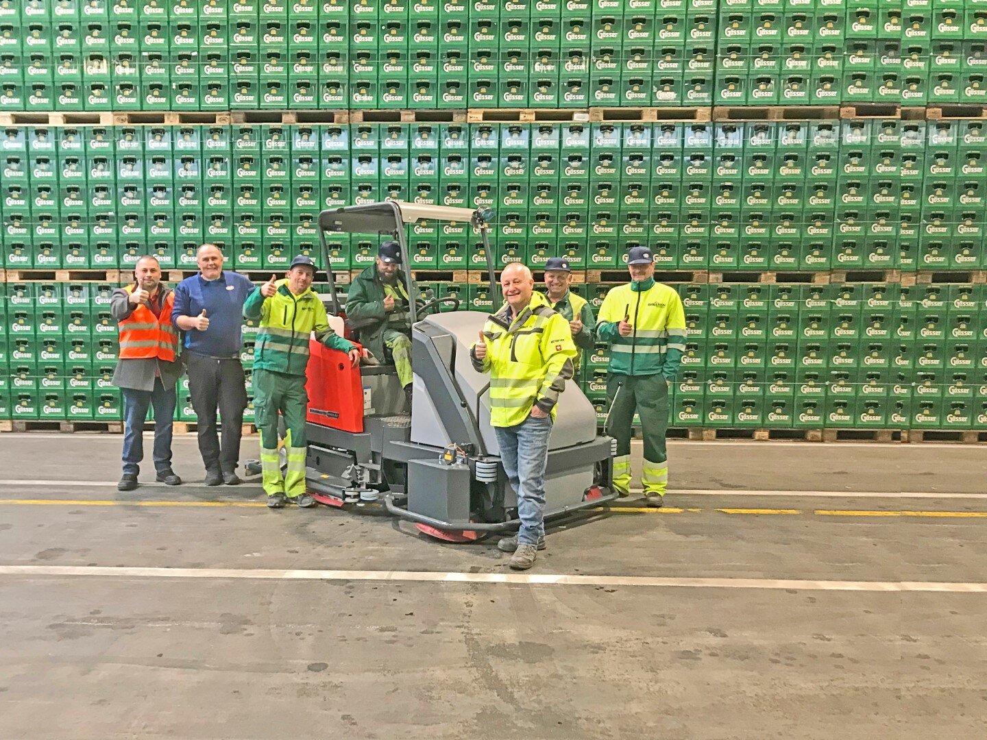 das Team von Brau Union in Leoben übernimmt eine neue Großflächen-Reinigungsmaschine von Stangl