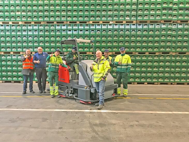 das Team von Brau Union in Leoben übernimmt eine neue Großflächen-Reinigungsmaschine von Stangl