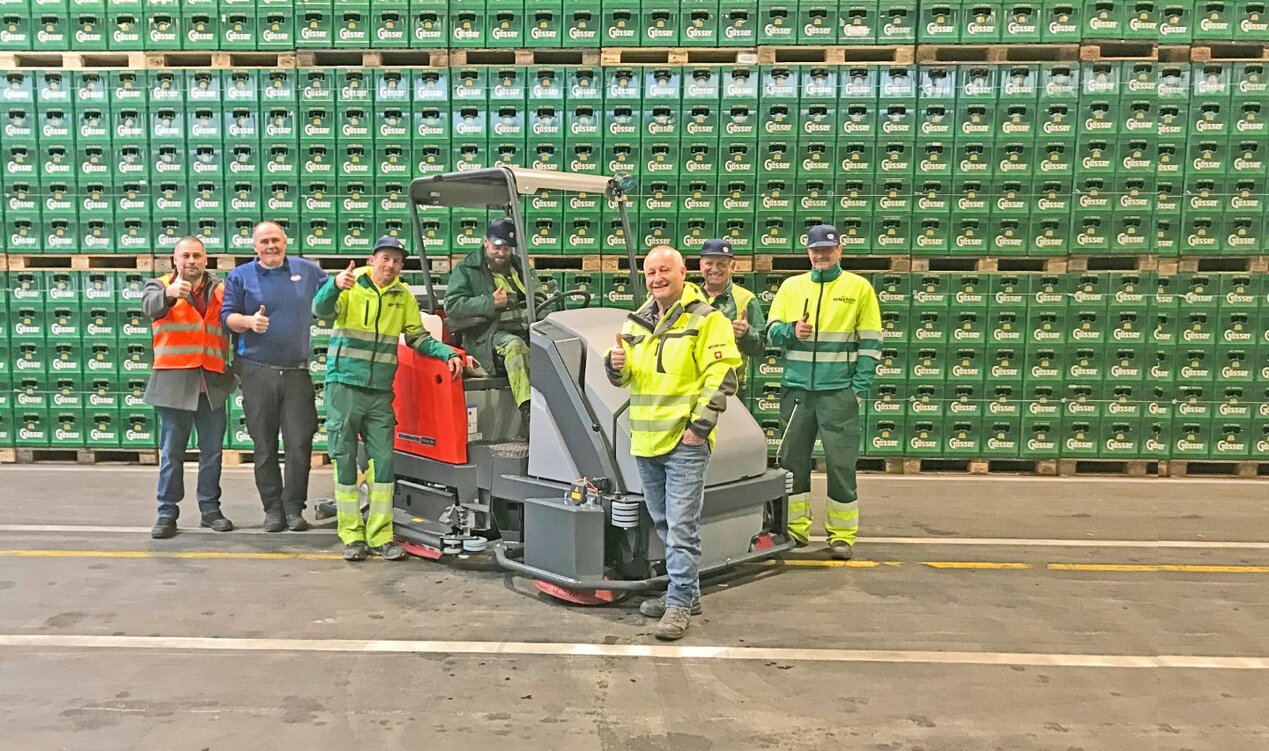 das Team von Brau Union in Leoben übernimmt eine neue Großflächen-Reinigungsmaschine von Stangl